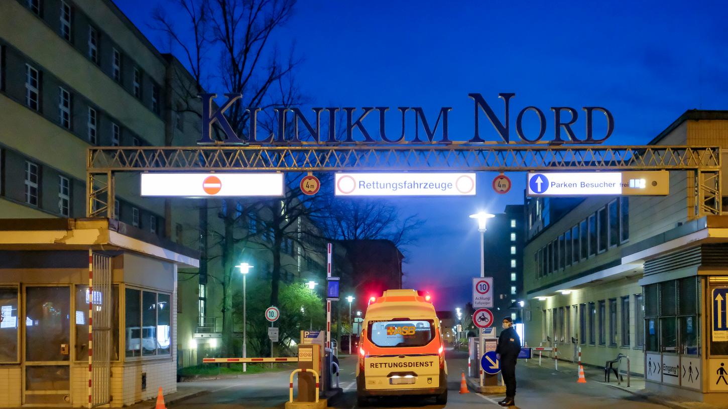 Wegen steigender Covid-19-Patientenzahlen hat das Klinikum Nürnberg am Freitag den Pandemie-Alarmfall ausgerufen und behandelt nur noch dringliche Fälle