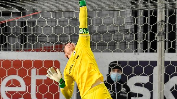 Zwischendurch pustete Sascha Burchert kräftig durch und rollte mit den Augen. Beinahe hätte Fürths Torwart das Spiel in Sandhausen höchstselbst noch einmal spannend gemacht, seinen Blackout in der 70. Minute, als ihm der Ball versprang, bügelte er aber selbst wieder aus. Auch danach wirkte er zuweilen ein bisschen orientierungslos, in den entscheidenden Momenten war er aber immer zur Stelle.