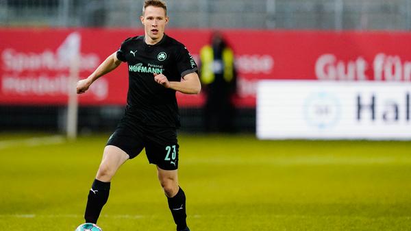 Vor der Partie durften die Sky-Zuschauer endlich mal diesen Paul Jaeckel näher kennenlernen. Ein bisschen schüchtern wirkt er immer noch – aber nur bis er den Platz betritt. Auch in Sandhausen füllte er seine Rolle als resoluter Verteidiger und Aufbauspieler (abgesehen von einem gefährlichen Fehlpass) wieder sehr gut aus.