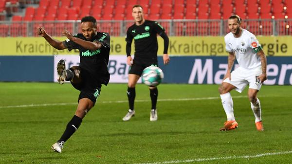 Feine Fußballer haben sie in Fürth, hat Trainer Stefan Leitl unter der Woche noch einmal festgestellt, der feinste ist vielleicht Julian Green. Vor dem 1:0 musste er im Sandhäuser Strafraum zwar keinen Zweikampf gewinnen, die Flanke per Direktabnahme so im Tor unterzubringen, war aber sicher nicht die einfachste Übung. Er ließ es einfach aussehen und brachte seine Mannschaft so auf den richtigen Weg.