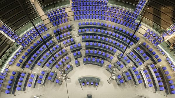 Bundestagsabgeordnete sind gut bezahlt. Wir haben zusammengestellt, welche Gelder sie erhalten. Die sogenannte Abgeordnetenentschädigung, quasi das Gehalt, ist im Grundgesetz in Artikel 48 Absatz 3 geregelt. Dort steht, dass "Abgeordnete einen Anspruch auf eine angemessene, ihre Unabhängigkeit sichernde Entschädigung haben". Der Betrag müsse der "Bedeutung des besonderen Amts des Abgeordneten und der damit verbundenen Verantwortung und Belastung gerecht werden", heißt es dort weiter. In konkreten Zahlen bedeutet das: 10.013 Euro Brutto pro Monat (Stand Juli 2021). Sonderzahlungen wie Weihnachtsgeld erhalten Abgeordnete nicht.
