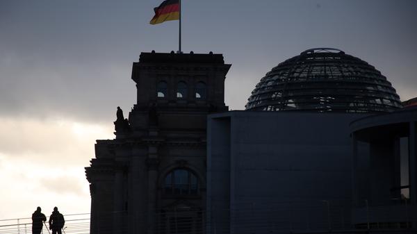 Die Mitarbeiter der Abgeordneten, ob im Büro im Bundestag oder im Wahlkreis, müssen davon nicht bezahlt werden. Die Aufwandspauschale bekommen Abgeordnete unabhängig davon, wie viel sie tatsächlich ausgeben. Würde man jede Ausgabe einzeln nachweisen müssen, würde sich der "Verwaltungsaufwand für den Deutschen Bundestags enorm erhöhen", heißt es zur Begründung auf der Internetseite des Bundestags.