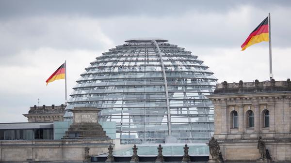 Jeder Bundestagsabgeordnete hat zudem Anspruch auf ein komplett eingerichtetes, 54 Quadratmeter großes Büro am Sitz des Bundestags. Für Handys, Laptops, Faxgeräte oder Büromaterial steht den Abgeordneten jährlich noch mal eine Kostenpauschale von bis zu 12.000 Euro extra zu. Endet die Wahlperiode vor Ablauf des Jahres oder scheidet der Abgeordnete während des Jahres aus dem Bundestag aus, kann er über den Jahresbetrag nur anteilig verfügen. Wer allerdings neu ins Parlament wechselt, bekommt im ersten Jahr 255,65 Euro zusätzlich.