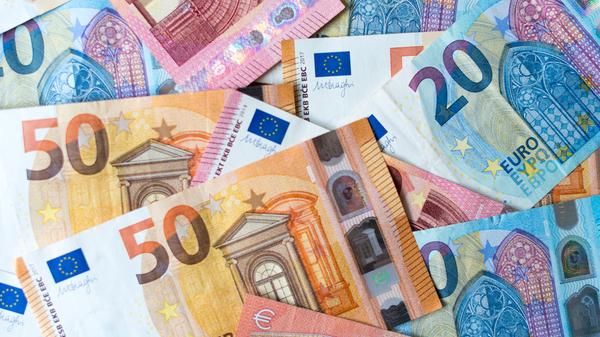 Kranken- und Pflegeversicherung: Generell gilt, dass Bundestagsabgeordnete, privat, gesetzlich oder über die Beihilfe versichert sein können. Unter dem Begriff Beihilfe versteht man eine eigenständige Krankenfürsorge aus dem Beamtenrecht. Je nachdem bekommen die Parlamentarier also entweder Beihilfe nach beamtenrechtlichen Maßstäben oder einen Zuschuss zu den gesetzlichen oder privaten Kranken- und Pflegeversicherungsbeiträgen.