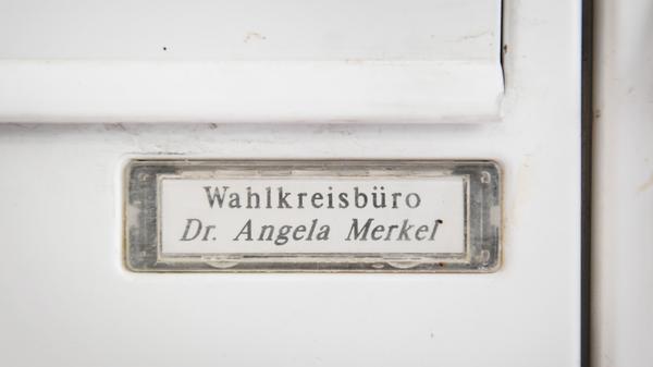 Zusätzlich zu ihrer Diät erhalten Bundestagsabgeordnete eine steuerfreie Aufwandspauschale, "als Teil der sogenannten Amtsausstattung", heißt es auf der Seite des Bundestags. Die Pauschale wird jährlich zum 1. Januar an die Lebenshaltungskosten angepasst und liegt ab dem 1. Januar 2021 bei 4497 Euro monatlich. Das Geld soll für die Kosten, die durch das Bundestagsmandat zusätzlich anfallen, genutzt werden. Darunter fallen zum Beispiel eine mögliche Zweitwohnung in Berlin sowie die Miete und Einrichtung für ein Büro im eigenen Wahlkreis.