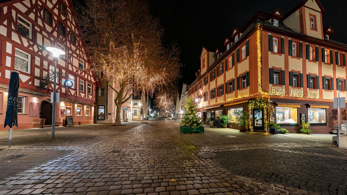 Nachts war die Innenstadt von Schwabach wegen der strikten Ausgangssperre lange Zeit wie ausgestorben.
