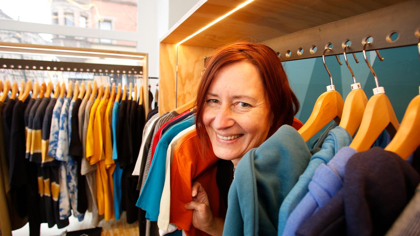 Inge Klier von bambiboom verkauft ökologisch und fair hergestellte Mode mit von ihr gestalteten Motiven in der Glockendonstraße 18