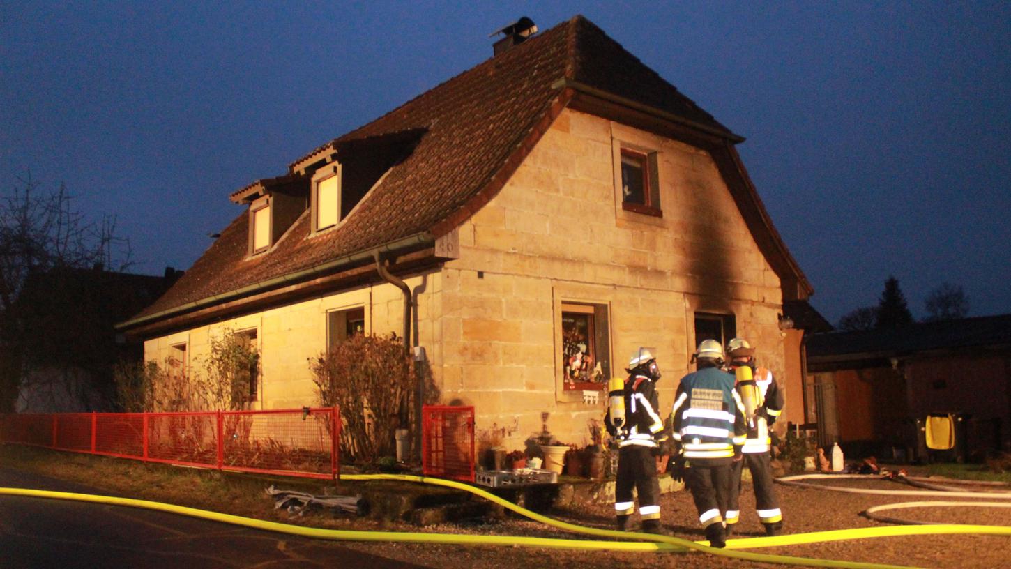 Schwer verletzt rettete die Feuerwehr die einzige Bewohnerin aus ihrem brennenden Haus im Ahorntaler Ortsteil Körzendorf. Schwer verletzt rettete die Feuerwehr die einzige Bewohnerin aus ihrem brennenden Haus im Ahorntaler Ortsteil Körzendorf.
