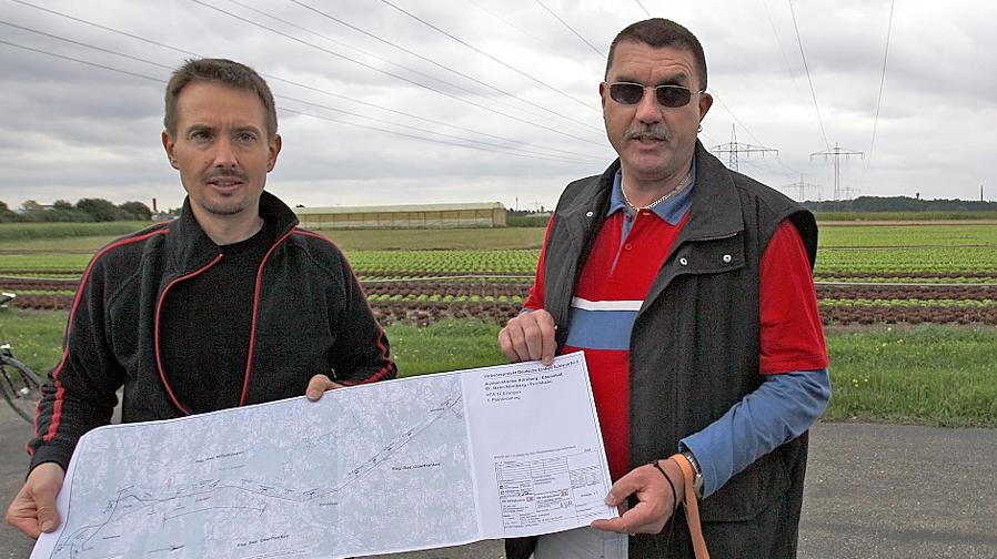 Der Stadtratsjob ist vielseitig für Harald Riedel, wie hier beim Ortstermin im Knoblauchsland zum Thema S-Bahnbau.