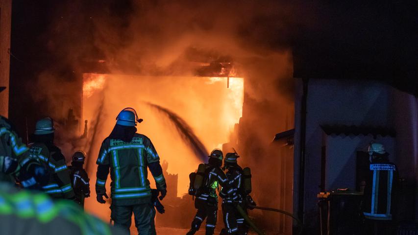Im Landkreis FÃ¼rth brannte es am Samstagabend (12.12.2020) lichterloh. Zahlreiche  EinsatzkrÃ¤fte waren vor Ort, um eine in Vollbrand stehende Scheune in Siegelsdorf (Lkr. FÃ¼rth)  abzulÃ¶schen. Die Bewohner konnten sich selbstÃ¤ndig ins Freie retten, so wurde zum GlÃ¼ck niemand verletzt.Gegen 21:30 Uhr wurde ein Brand in einem landwirtschaftlichen Anwesen in Siegelsdorf (Lkr. FÃ¼rth) gemeldet. In einer Scheune war es in der Langenzenner StraÃŸe zu einem Feuer gekommen, welches kurz darauf auf das angrenzende Wohnhaus Ã¼bergriff. Auch ein Auto wurde vom Feuer in Mitleidenschaft gezogen. Die Freiwillige Feuerwehr war mit starken KrÃ¤ften vor Ort und konnte die umliegenden HÃ¤user evakuieren und ein Ãœbergreifen der Flammen auf weitere HÃ¤user verhindern. Der entstandene Sachschaden kÃ¶nnte sich nach ersten SchÃ¤tzungen in den sechsstelligen Bereich bewegen. Die Kriminalpolizei hat die ersten Ermittlungen zur KlÃ¤rung der Brandursache aufgenommen. Foto: NEWS5 / OÃŸwald Weitere Informationen... https://www.news5.de/news/news/read/19528