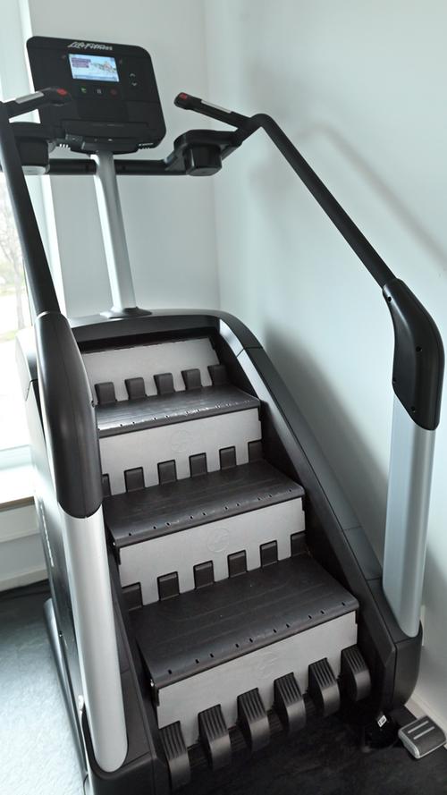 Auch ein Treppensteig-Ergometer gehört zur Fitnessausstattung.