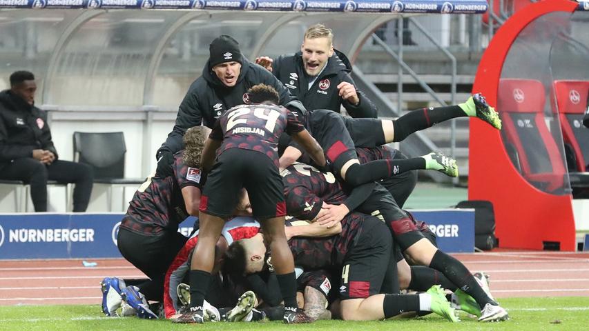 Sörensen erlöst den Club mit seinem 2:1 in der Nachspielzeit gegen die Würzburger Kickers. Dabei laufen die Nürnberger in ihren Lebkuchen-Sondertrikots auf. Auch Schäffler knipst.
