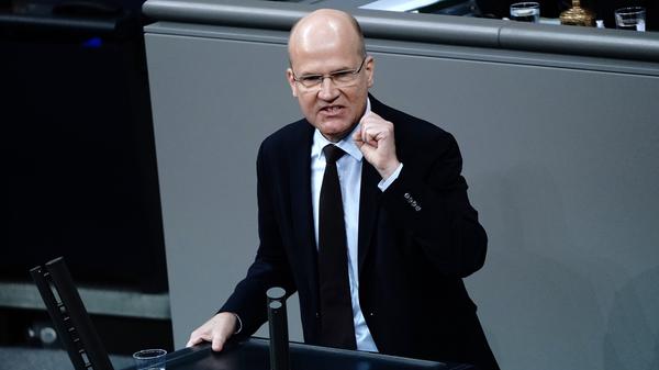 Unionsfraktionschef Ralph Brinkhaus lobt die Entscheidung von Bund und Ländern: "Wir hatten schon in den vergangenen Wochen darauf hingewiesen, dass die bisherigen Maßnahmen nicht ausreichen. Insofern sind die beschlossenen Maßnahmen aus unserer Sicht logisch und konsequent", sagt Brinkhaus, "Der Schutz der Bevölkerung muss an erster Stelle stehen."