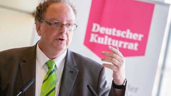 Der Deutsche Kulturrat befürchtet, dass die Not der Kunst- und Kulturschaffenden weiter wachsen wird. Olaf Zimmermann, Geschäftsführer des Kulturrats kommentiert: "Betroffen sind die Unternehmen der Kultur- und Kreativwirtschaft genauso wie die öffentlichen Kultureinrichtungen und die soloselbstständigen Künstlerinnen und Künstler." Unter anderem verlangt der Kulturrat, für das Bundesprogramm "Neustart Kultur" erneut eine Milliarde Euro bereitzustellen.