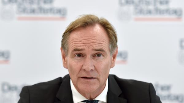 Zuspruch für den harten Lockdown bekommt die Bundesregierung auch vom Deutschen Städterat. Städtetagspräsident Burkhard Jung sagt zu den verschärften Maßnahmen: "Der harte Lockdown ist schmerzhaft, aber die Städte unterstützen ihn." Er appelliert zugleich an die Bevölkerung: "Jede und jeder Einzelne muss in nächster Zeit wieder mithelfen, dass die Infektionszahlen deutlich sinken."