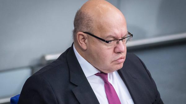 Lob für die Entscheidung für einen Lockdown kommt auch aus dem Bundeswirtschaftsministerium. "Wir brauchen diesen erneuten Kraftakt im Interesse unser aller Gesundheit wie auch der Wirtschaft", erklärte Altmaier am Sonntag in Berlin. "Je schneller wir mit den Infektionszahlen nach unten kommen, desto schneller geht es für unsere Wirtschaft auch wieder bergauf."