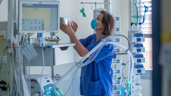 "Als Ärzteverband müssen wir mit Blick auf die Belastung unserer Kolleginnen und Kollegen in den Kliniken und Praxen feststellen: Die rote Linie ist erreicht", mahnt der Hartmannbund am Sonntag. "Allein also vor diesem Hintergrund gibt es zu einem harten und klaren Schritt keine Alternative mehr." Weiter gelte nun, neben der akuten Versorgung betroffener Patientinnen und Patienten dafür zu sorgen, dass Anfang des kommenden Jahres das Corona-Impfmanagement reibungslos funktioniere.
