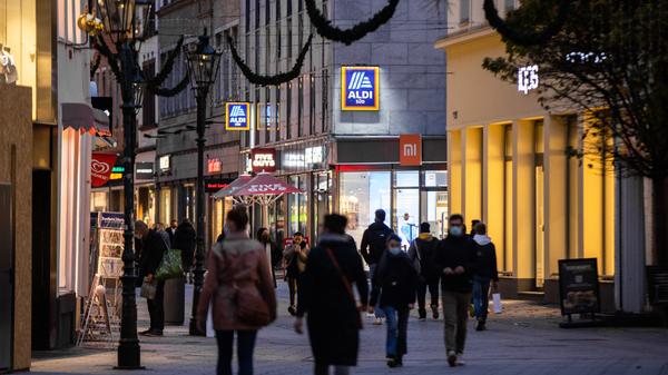 Bund und Länder haben angesichts der hohen Infektionszahlen drastische Maßnahmen ergreifen. Der Einzelhandel schließt vom 16. Dezember bis zum 14. Februar. Wir listen auf, welche Geschäfte geöffnet haben und welche nicht. Wochen- und Getränkemärkte, der Einzelhandel für Lebensmittel und Direktvermarkter von Lebensmitteln dürfen weiterhin öffnen.