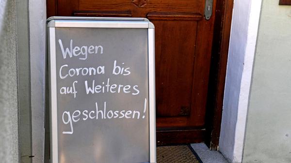 Wie bereits im Teillockdown seit dem 2. November sind Restaurants und Kneipen geschlossen. Gastronomen dürfen ihre Speisen zum Abholen anbieten oder ausliefern. Der Verzehr vor Ort ist nicht gestattet.
