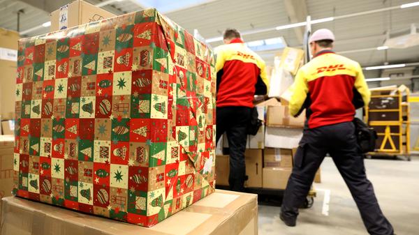 Im Lockdown wird im Internet bestellt, vor Weihnachten werden Pakete verschickt: Die Poststellen bleiben während des Lockdowns geöffnet.