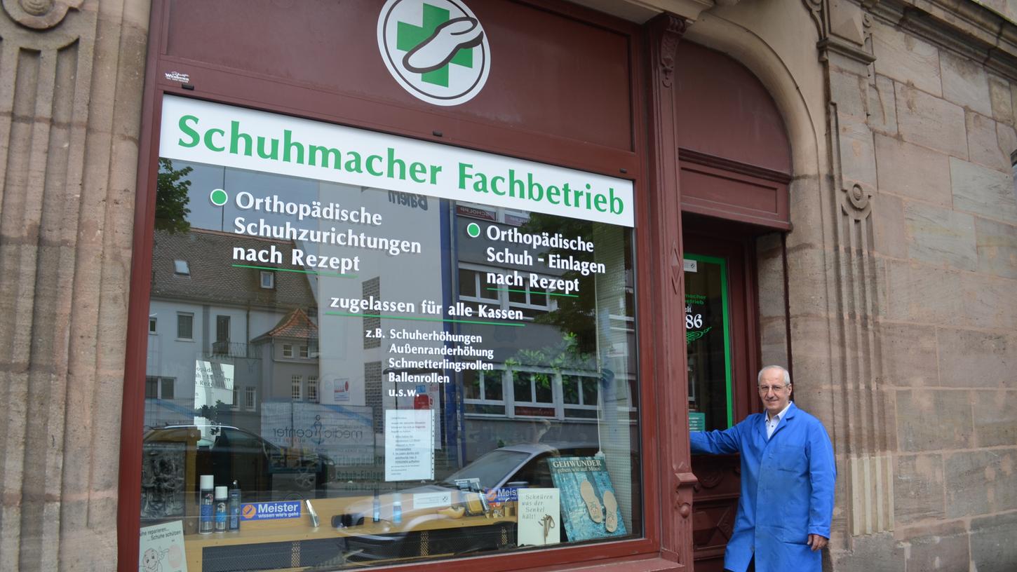 Schuster Safak Erdem vor seinem Betrieb in Nürnberg.