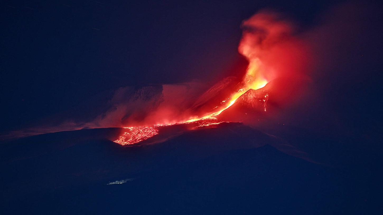 In der Nacht vom 13. auf den 14. Dezember 2020 bricht der Ätna mit spektakulären Lava-Säulen aus.
