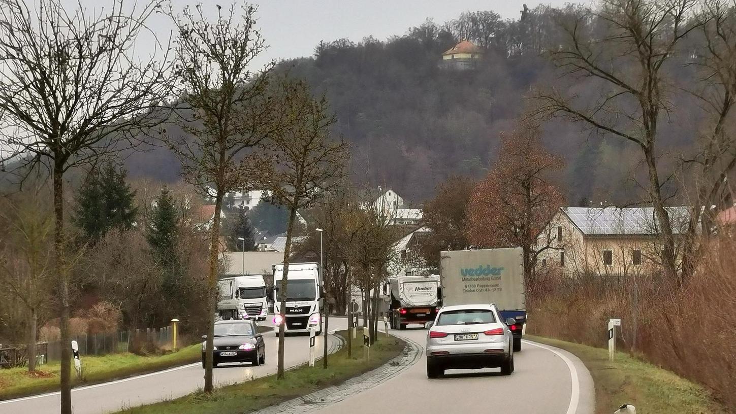 An verkehrsreichen Tagen rollen auf der B2 bis zu 20.000 Fahrzeuge durch Dietfurt. Eine Umgehung würde das Dorf entlasten, für die im „Nadelöhr“ zwischen Altmühl, Ried und Jurakante aber wenig Platz ist. Ein Tunnel durch den Dattelberg (im Hintergrund) wäre nach Ansicht der Dorfgemeinschaft die richtige Lösung.