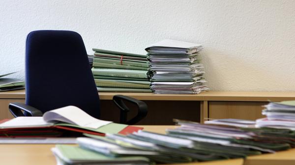 Übrigens: Personen, die mit den Abgeordneten verwandt, verheiratet oder verschwägert sind wie auch derzeitige oder frühere Lebenspartner dürfen "nicht zulasten des Bundeshaushalts beschäftigt werden", heißt es auf der Webseite. Wollen die Abgeordneten solche Personen anstellen, müssten sie ihr Gehalt selbst bezahlen.