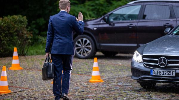 Grundsätzlich muss laut dem Abgeordnetengesetzt die Ausübung des Mandats im Mittelpunkt stehen, ansonsten sind Nebentätigkeiten allerdings zugelassen. Wer dabei mehr als 1000 Euro monatlich oder 10.000 Euro im Jahr verdient, muss dies zusammen mit seiner Biografie auf der Bundestags-Homepage veröffentlichen. Auch Funktionen in Vereinen, Verbänden und Stiftungen sind anzeigepflichtig, genauso wie Beteiligungen an Kapital- oder Personengesellschaften und auch erhaltene Spenden.