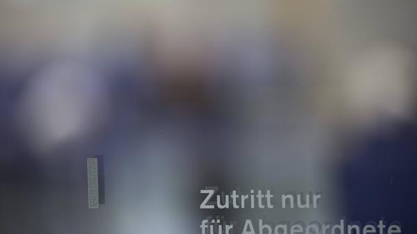 Wer mindestens ein Jahr Bundestagsabgeordneter war, dem steht grundsätzlich eine Altersentschädigung zu. Hintergrund ist, dass weder Bundestag noch Parlamentarier während der Mandatszeit in die Rentenversicherung einzahlen. Dafür erhalten die ehemaligen Politiker eine Altersentschädigung, die sich nach ihrer Zeit im Bundestag richtet. Nach dem ersten Jahr beträgt sie 2,5 Prozent der Abgeordnetenentschädigung und steigt mit jedem weiteren Jahr der Mitgliedschaft um 2,5 Prozent an. Finanziert wird diese "Pension" aus Steuermitteln.