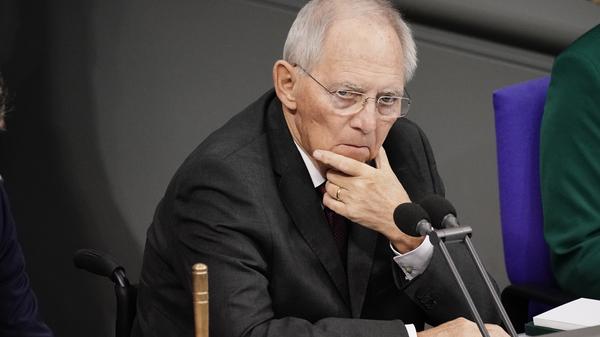 Der Höchstbetrag liegt bei 65 Prozent der Abgeordnetenentschädigung, den gibt es aber erst nach 27 Mitgliedsjahren. Den erreichen zwar die wenigsten, weil Abgeordnete in der Regel nicht länger als acht bis zwölf Jahre im Parlament sind. Ausnahmen gibt es aber, wie der ehemalige Finanzminister Wolfgang Schäuble (CDU). Er ist dienstältester Abgeordneter und seit 48 Jahren im Bundestag.