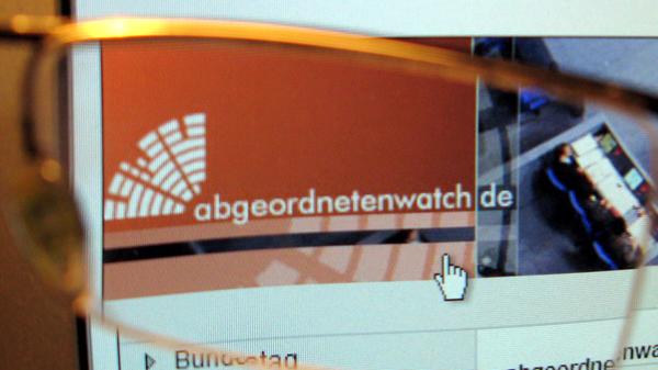 Die Gruppe um die Webseite "Abgeordnetenwatch" sieht nicht unbedingt die Gehälter, sondern vielmehr einen anderen Punkt kritisch: "Unsere Abgeordneten werden auch deshalb so gut von uns Bürger und Bürgerinnen bezahlt, damit sie voll und ganz für ihr Mandat zur Verfügung stehen", erklärt die Sprecherin Léa Briand auf Anfrage.