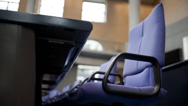 Das würde aber bedeuten, dass man sich dieser Tätigkeit auch voll widmen müsse. "Und das ist leider nicht immer der Fall. Zahlreiche Abgeordnete haben eine lange Liste an Nebentätigkeiten, die dann oftmals auch noch hoch bezahlt werden." Nicht nur die zeitliche Komponente sieht die Gruppe allerdings problematisch. Nebeneinkünfte würden zudem eine finanzielle Abhängigkeit und einen Interessenskonflikt schaffen. Die Gruppe fordert deswegen, "eine öffentliche Diskussion über das Verbot von Nebentätigkeiten zu führen", so Briand.