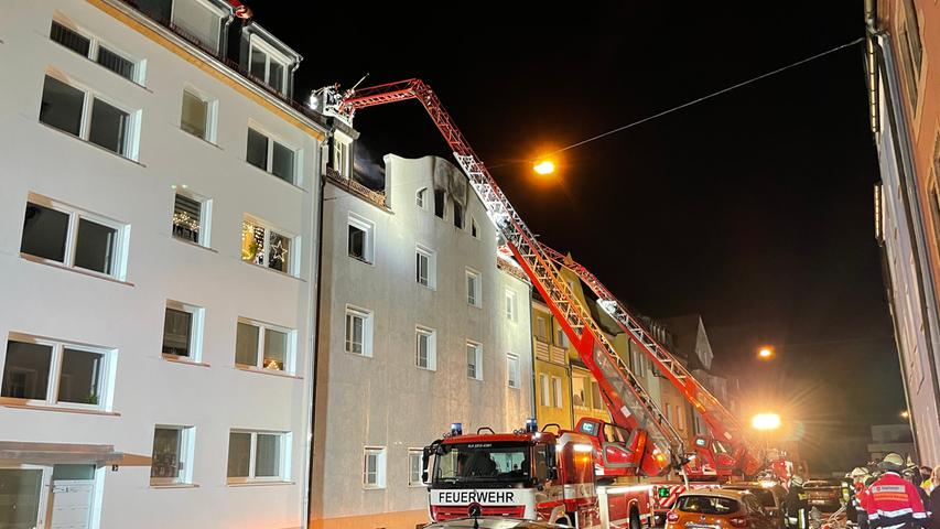 Flammen aus Nürnberger Wohnhaus: Feuerwehr im Großeinsatz