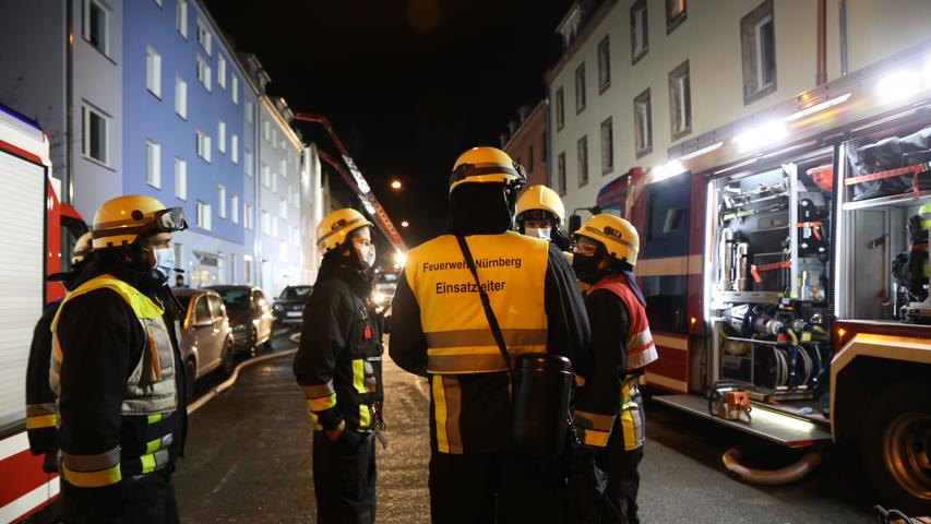 Flammen aus Nürnberger Wohnhaus: Feuerwehr im Großeinsatz