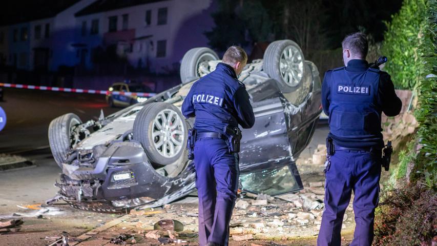SUV kracht in Mauer und überschlägt sich: Verkehrsunfall in Fürth