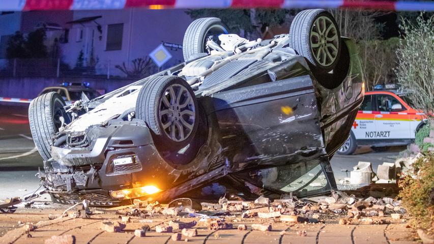 SUV kracht in Mauer und überschlägt sich: Verkehrsunfall in Fürth