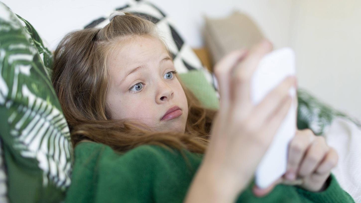 Kinder werden mit den Smartphones oft allein gelassen, dabei ist WhatsApp alles andere als ein harmloser Nachrichten-Dienst.
Kinder werden mit den Smartphones oft allein gelassen, dabei ist WhatsApp alles andere als ein harmloser Nachrichten-Dienst.
