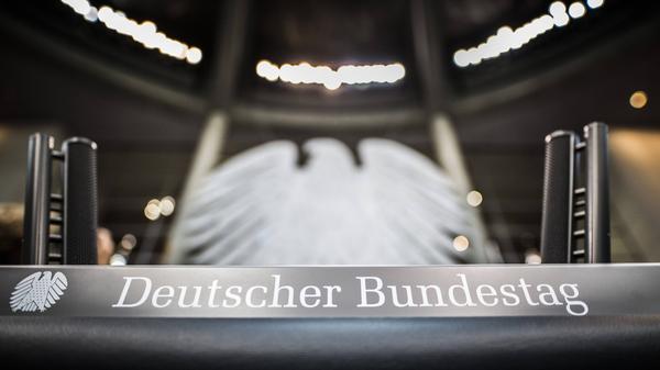 736 Abgeordnete sitzen in dieser Legislaturperiode im Deutschen Bundestags - so viele wie noch nie. Die hohe Anzahl, die vor allem durch Überhang- und Ausgleichsmandate verursacht wird, wird auch vom Bund der Steuerzahler kritisiert und mündete inzwischen immerhin in eine kleine Reform. Der Grund für die Kritik ist naheliegend: Je mehr Bundestagsabgeordnete es gibt, desto mehr Geld muss der Steuerzahler für ihr Gehalt und weitere Zahlungen aufbringen. Doch was bekommen Bundestagsabgeordnete eigentlich alles? Ein Überblick.