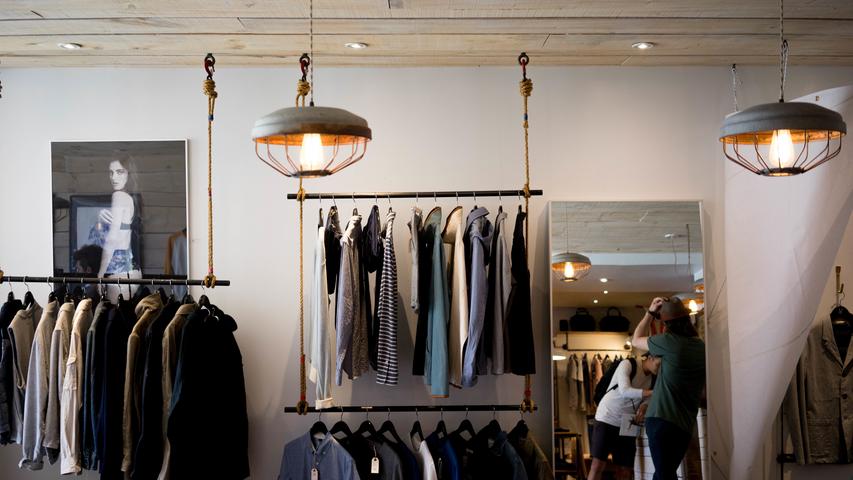 T-Shirts für zwei bis drei Euro? Viele hinterfragen die günstigen Preise und setzen stattdessen auf nachhaltig produzierte Mode. T-Shirts für zwei bis drei Euro? Viele hinterfragen die günstigen Preise und setzen stattdessen auf nachhaltig produzierte Mode.