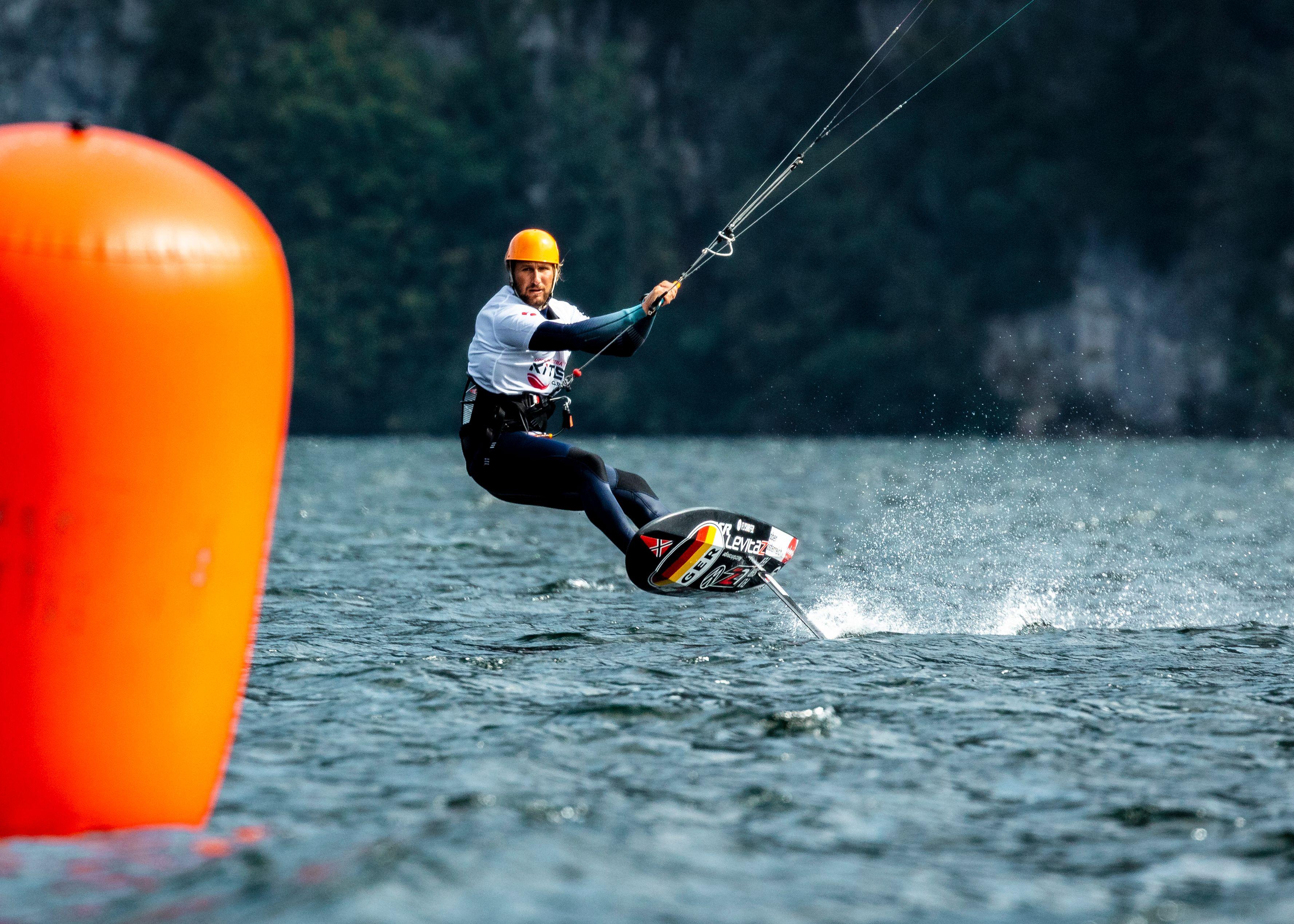 Zum Beispiel für Kite-Surfer Florian Gruber, der seine internationale Klasse erneut beweisen konnte und der im Oktober gemeinsam mit Leonie Meyer die Silbermedaille bei der Europameisterschaft in Österreich holte.