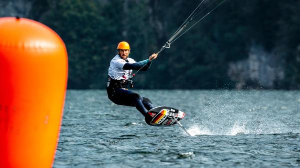 Zum Beispiel für Kite-Surfer Florian Gruber, der seine internationale Klasse erneut beweisen konnte und der im Oktober gemeinsam mit Leonie Meyer die Silbermedaille bei der Europameisterschaft in Österreich holte.
