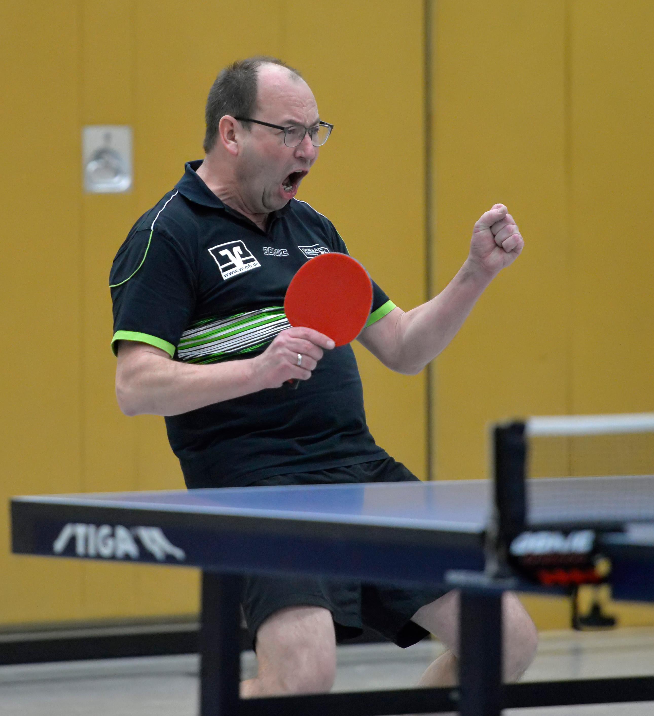 Alexander Zoubek jubelt im Februar für die SpVgg/DJK Wolframs-Eschenbach in der Tischtennis-Landesliga.  