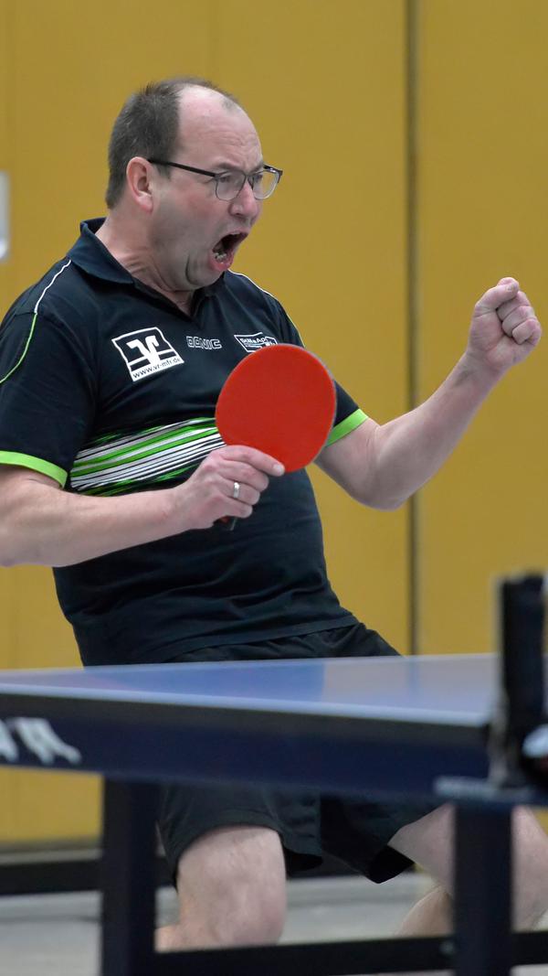 Alexander Zoubek jubelt im Februar für die SpVgg/DJK Wolframs-Eschenbach in der Tischtennis-Landesliga.