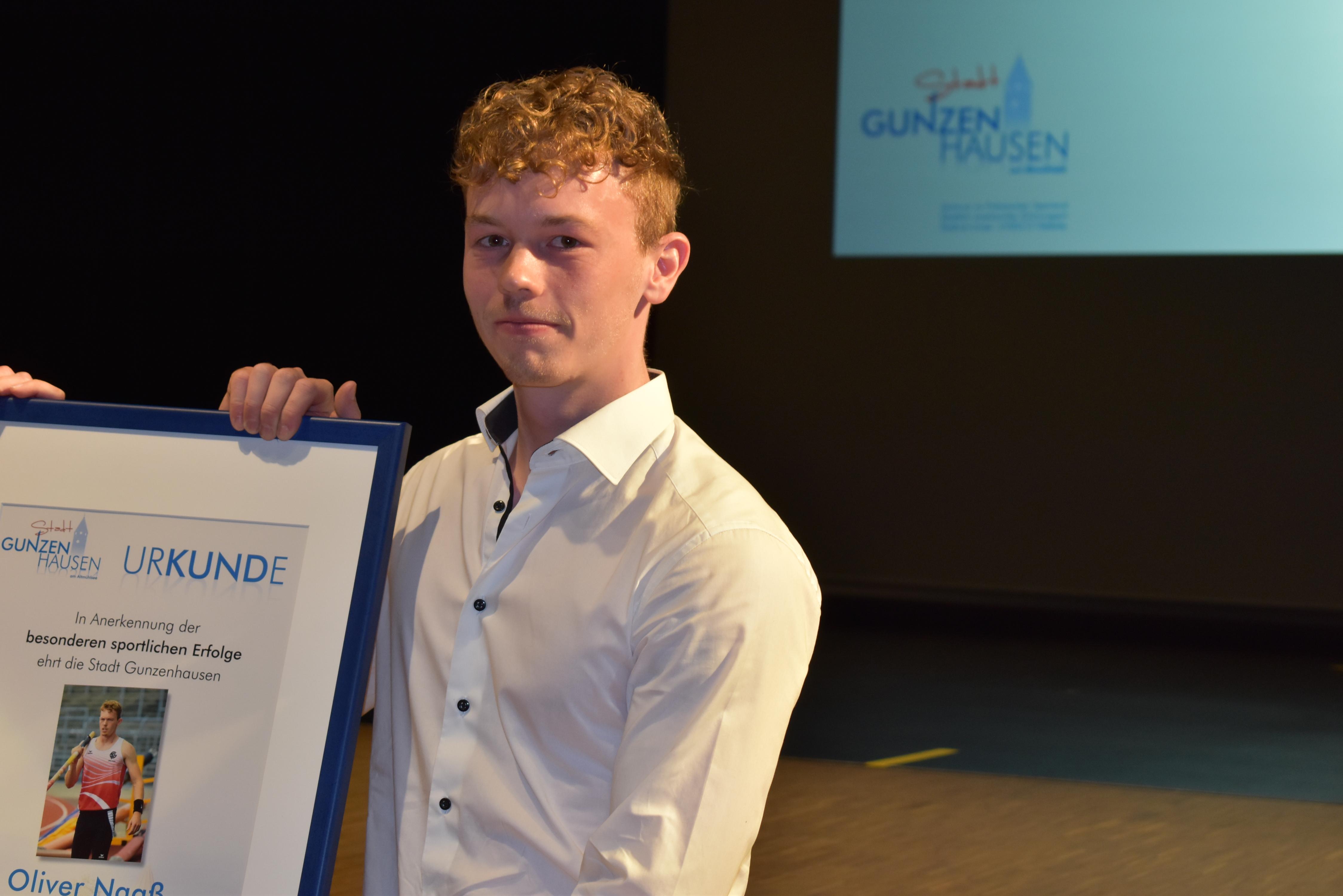 Oliver Naaß wird im März zum Sportler des Jahres gekürt. Kurz zuvor hat der Stabhochspringer die  Karriere beendet.