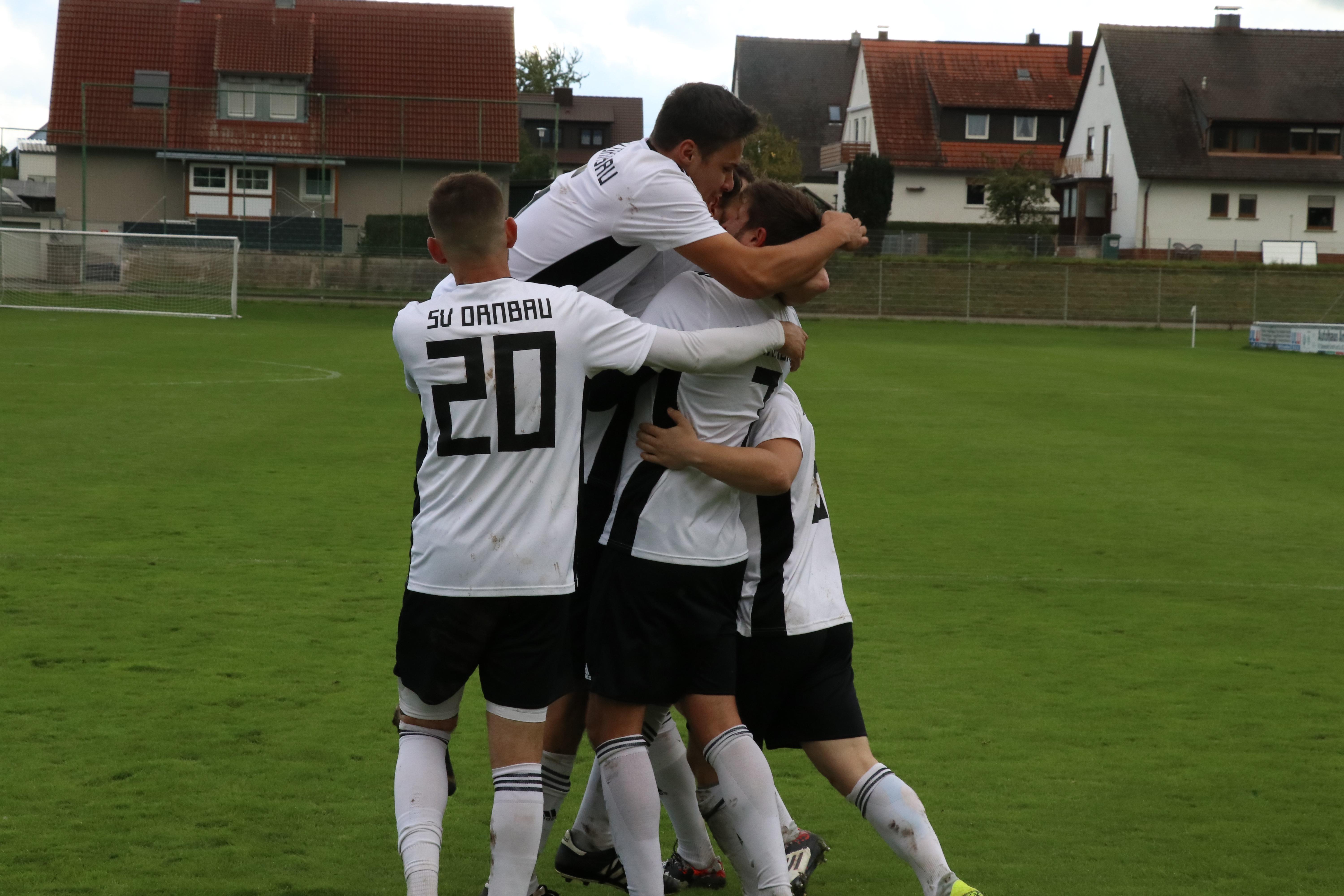 Jubel beim SV Ornbau nach dem 2:0-Heimsieg im Abstiegskrimi gegen Freystadt.