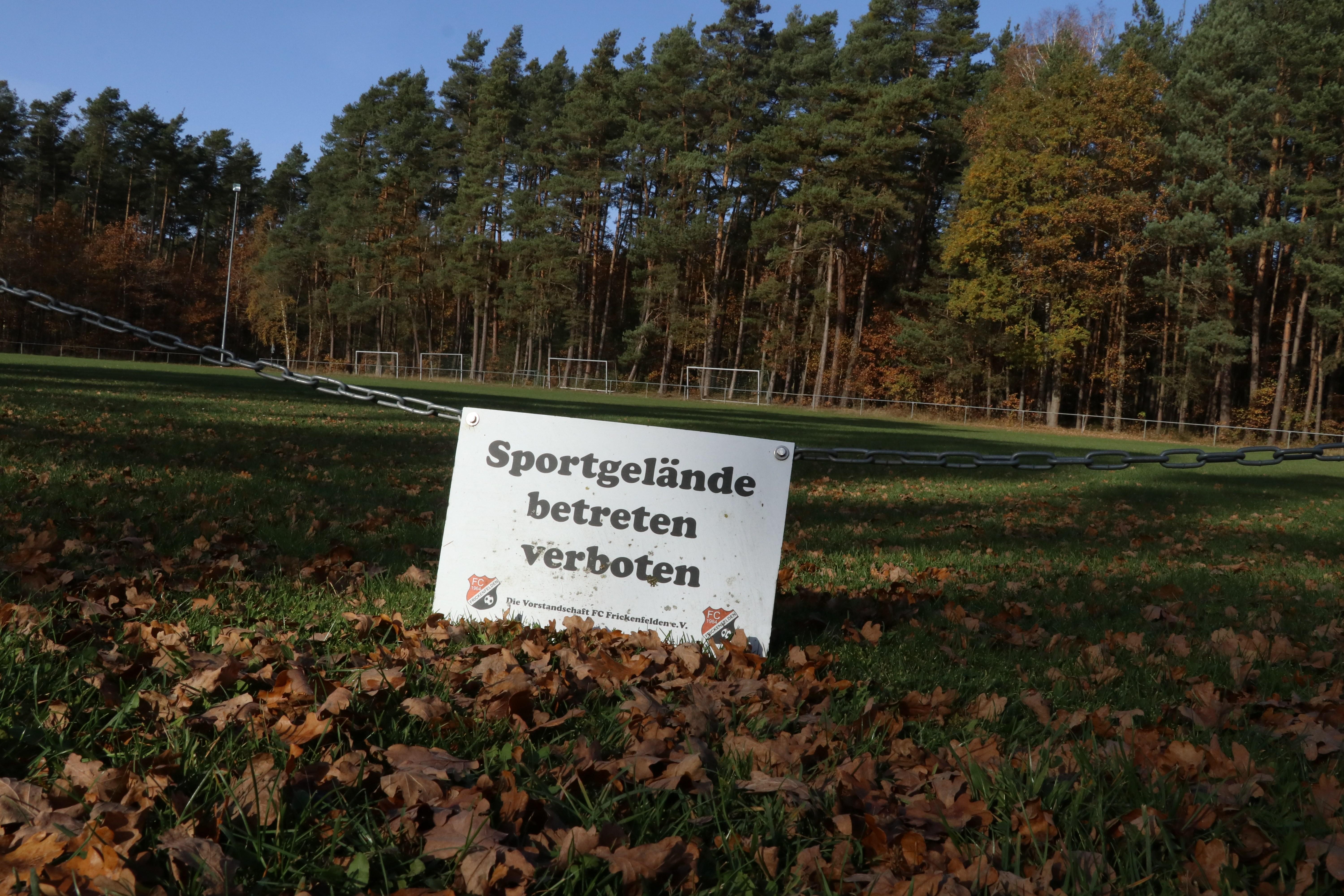 Wir hätten Ihnen in dieser Galerie vor allem Bilder von gesperrten Sportplätzen (siehe oben) zeigen können. Wollten wir aber nicht. Denn ein bisschen Sport hat es ja doch gegeben in den vergangenen zwölf Monaten. Unter erschwerten Bedingungen zwar, aber nicht weniger leidenschaftlich, nicht weniger erfolgreich, nicht weniger begeisternd als in all den Jahren zuvor. Nutzen wir also einmal die Gelegenheit auf die schönen Dinge im abgelaufenen Sportjahr zurückzublicken. Denn auch die gab es.