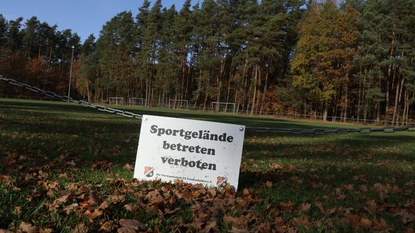 Wir hätten Ihnen in dieser Galerie vor allem Bilder von gesperrten Sportplätzen (siehe oben) zeigen können. Wollten wir aber nicht. Denn ein bisschen Sport hat es ja doch gegeben in den vergangenen zwölf Monaten. Unter erschwerten Bedingungen zwar, aber nicht weniger leidenschaftlich, nicht weniger erfolgreich, nicht weniger begeisternd als in all den Jahren zuvor. Nutzen wir also einmal die Gelegenheit auf die schönen Dinge im abgelaufenen Sportjahr zurückzublicken. Denn auch die gab es.