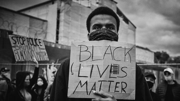 Sieger in der Kategorie Tagesaktualität: Robert Günther mit "Stiller Protest". Der Tod des 26-jährigen Afroamerikaners George Floyd in Minneapolis treibt im Juni 2020 die Münchner auf die Straße. Geplant war ein stiller Protest. Dann strömen 25000 Menschen auf den Königsplatz und demonstrieren gegen Rassismus.