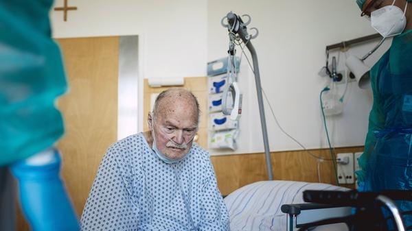 Sieger "Pressefoto Bayern 2020": Florian Bachmeier mit "Der Covid-19-Patient". Ein Rentner aus dem Landkreis Miesbach auf der Covid-19-Station des Krankenhauses Agatharied/Hausham. Er ist im April 2020 auf dem Weg der Besserung, während seine Frau nur eine Woche zuvor am Coronavirus gestorben ist. Er hat starke Schmerzen und wiederholt ständig, sein einziger Wunsch sei es, wieder einmal eine Nacht schlafen zu können.